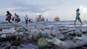 La playa de Nusa Penida en Indonesia, contaminada por residuos plásticos que acaban en el mar.