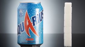 El azúcar que contiene un bote de Aquarius equivale a seis terrones y medio.