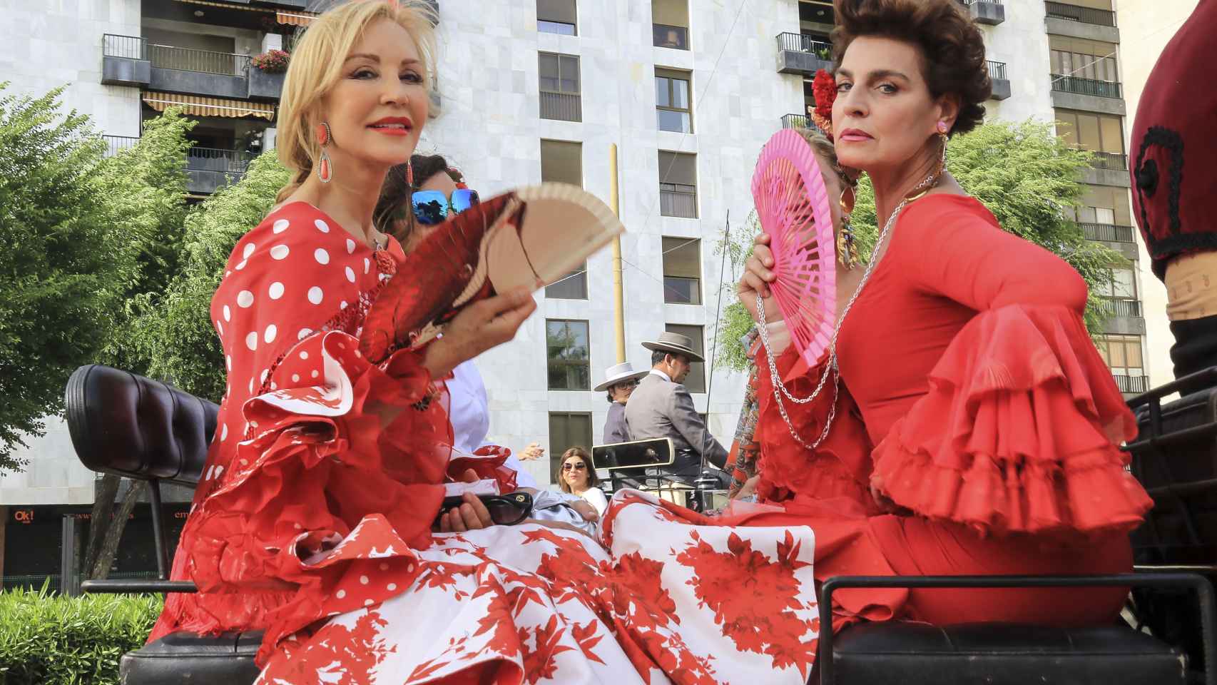 Carmen Lomana y Antonia DellAtte durante la Feria de Abril de Sevilla de 2017.