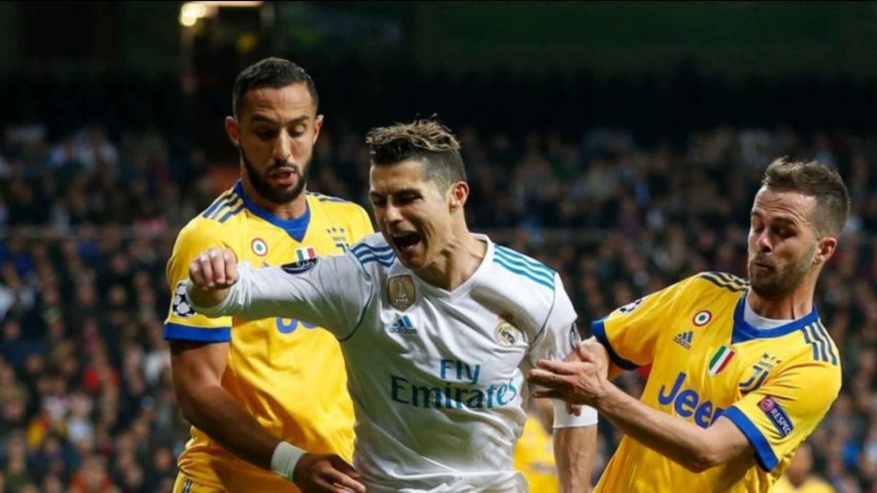 Cristiano Ronaldo, rodeado de dos jugadores de la Juventus
