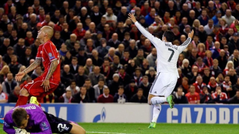 Cristiano marca un gol al Liverpool en Anfield