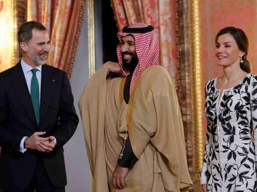 Los Reyes Felipe VI y doña Letizia, con Mohamed bin Salman, durante su visita a España.