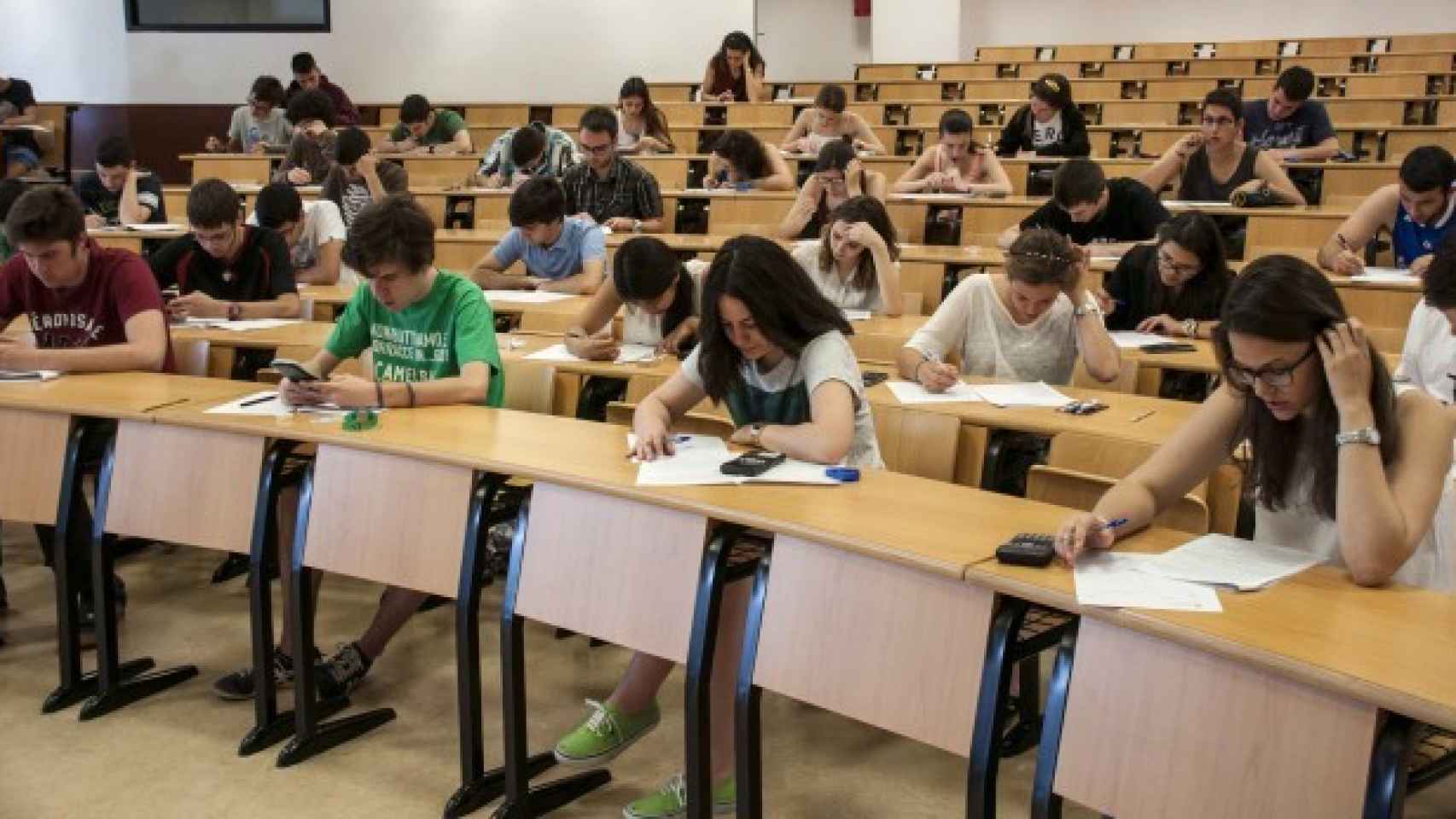 Decenas de alumnos, en pleno examen en la Rey Juan Carlos.