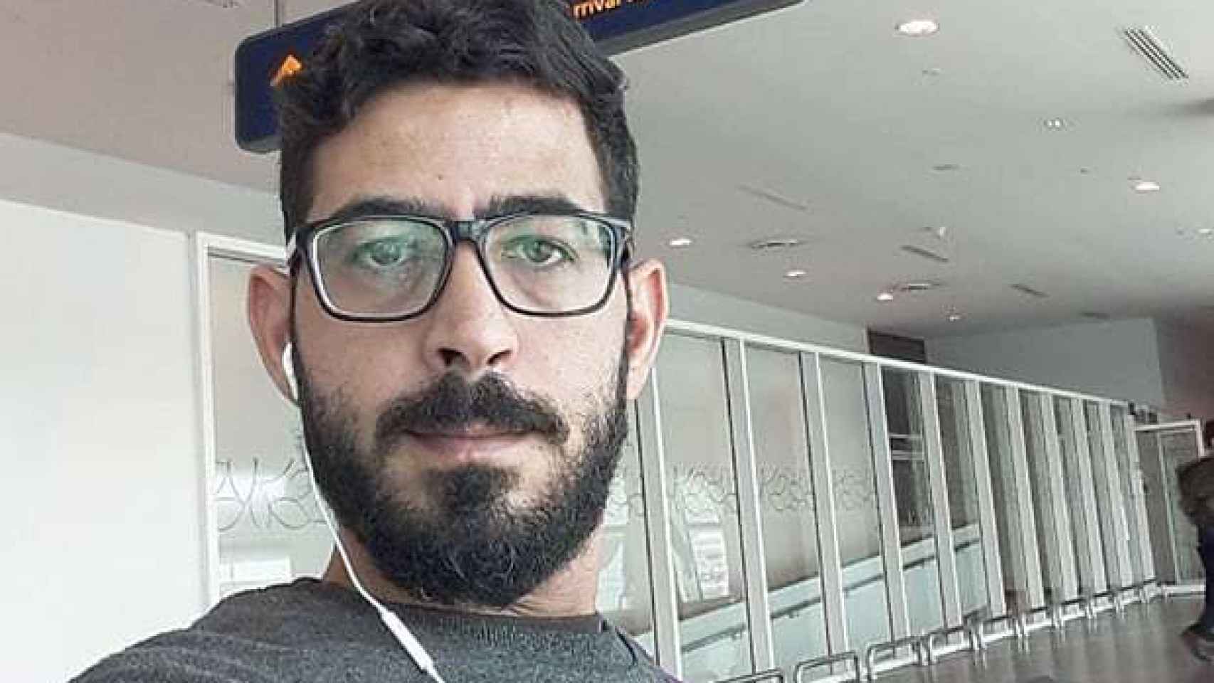 Hassan al-Kontar lleva un mes viviendo en el aeropuerto para no regresar a su país.