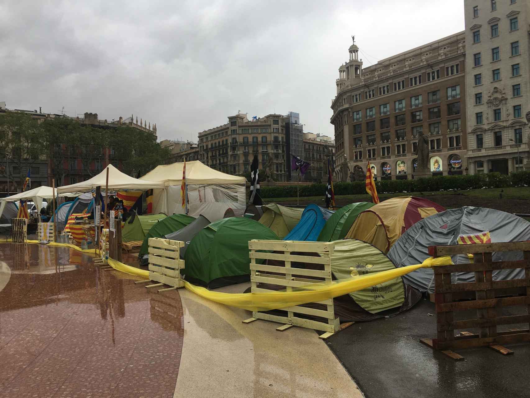 La acampada independentista en la plaza de Cataluña cuenta con una docena y media de tiendas.