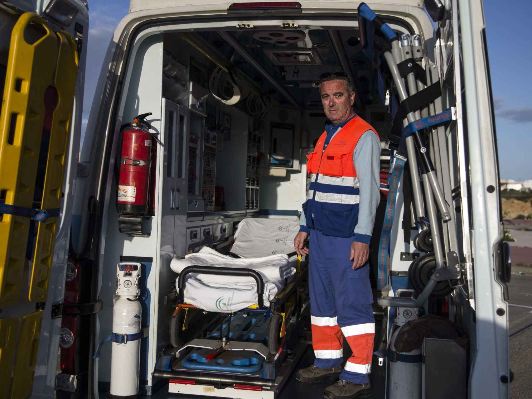Abel Torralba, conductor (técnico de emergencias sanitarias) de una ambulancia desde hace diecinueve años.