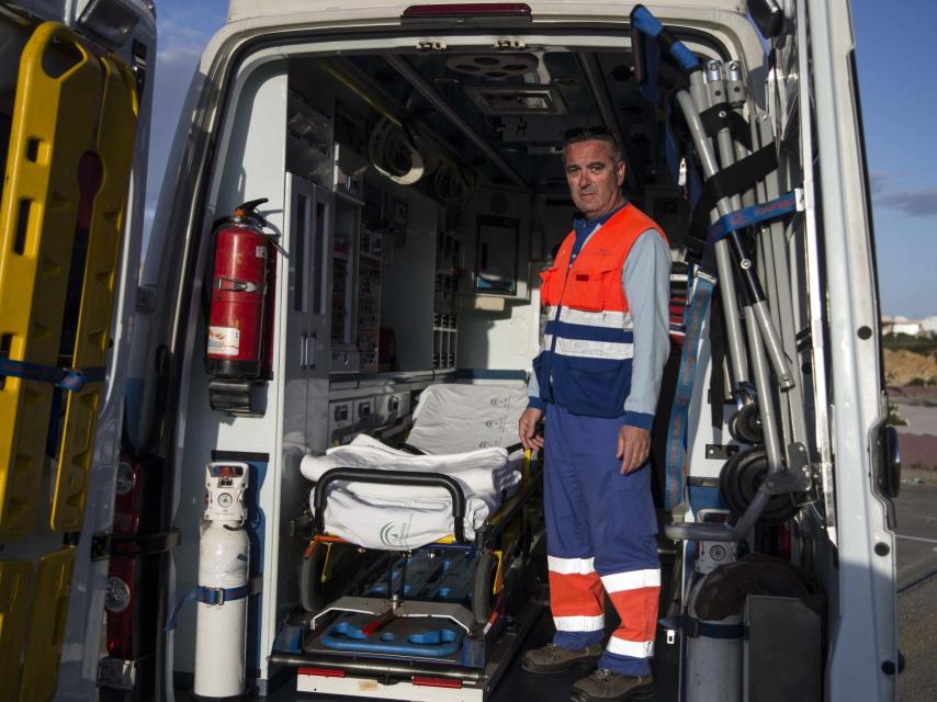 Abel Torralba, conductor (técnico de emergencias sanitarias) de una ambulancia desde hace diecinueve años.