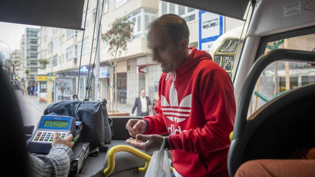 Agustín tiene 45 años. Desde los 18 consume droga. Ha intentado rehabilitarse varias veces, pero siempre ha vuelto a caer. Es uno de los toxicómanos que viaja en autobús hasta Sanlúcar de Barrameda (Cádiz) en busca de 'rebujito'.