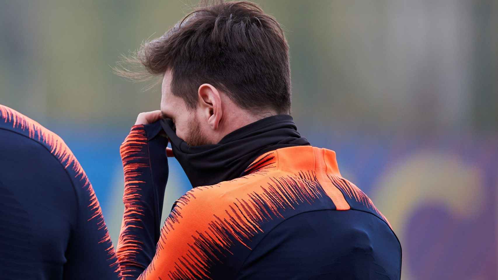 Leo Messi se tapa a la entrada del entrenamiento del Barcelona.