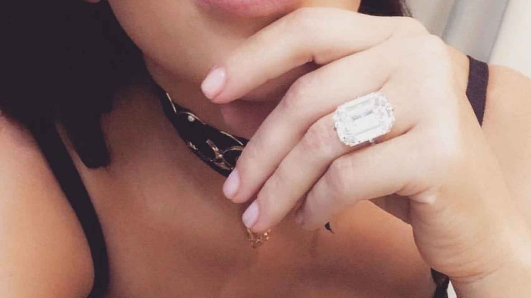 El anillo de pedida de Kim en una imagen de sus redes sociales.