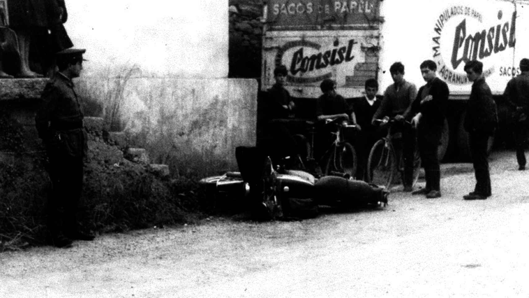La moto de Pardines después de su asesinato. Fotografía  incluida en el proyecto `Historia de un desafío´(Editorial Península).