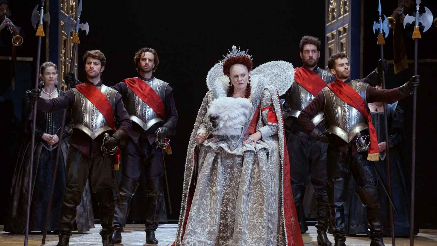 La soprano Anna Caterina Antonacci, como Isabel I en Gloriana, del Teatro Real.