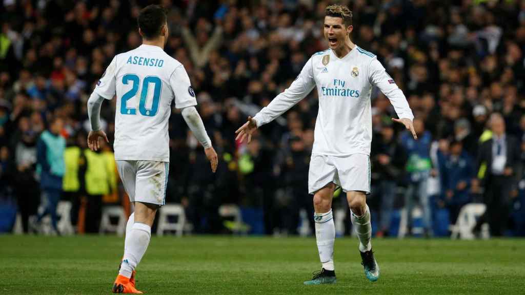 Marco Asensio y Cristiano celebran el pase del Real Madrid a semifinales.