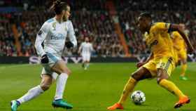 Bale disputa un balón con Alex Sandro
