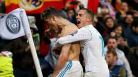 Lucas Vázquez abraza a Cristiano Ronaldo tras su gol de penalti a la Juventus