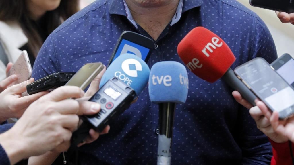 Juan Merlo, diputado de En Marea, anuncia su dimisión en los pasillos del Parlamento gallego.