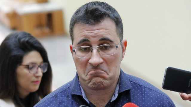 Juan Merlo, diputado de En Marea, anuncia su dimisión en los pasillos del Parlamento gallego.