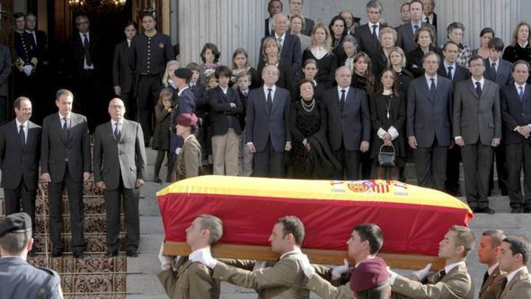 El 3 de mayo de 2008, Leopoldo Calvo-Sotelo fallecía repentinamente a los 82 años de edad. Los Reyes presidieron un funeral de Estado en las Cortes.