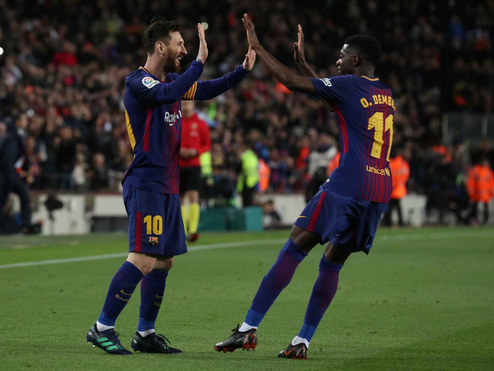 Messi celebra un gol con Dembélé.