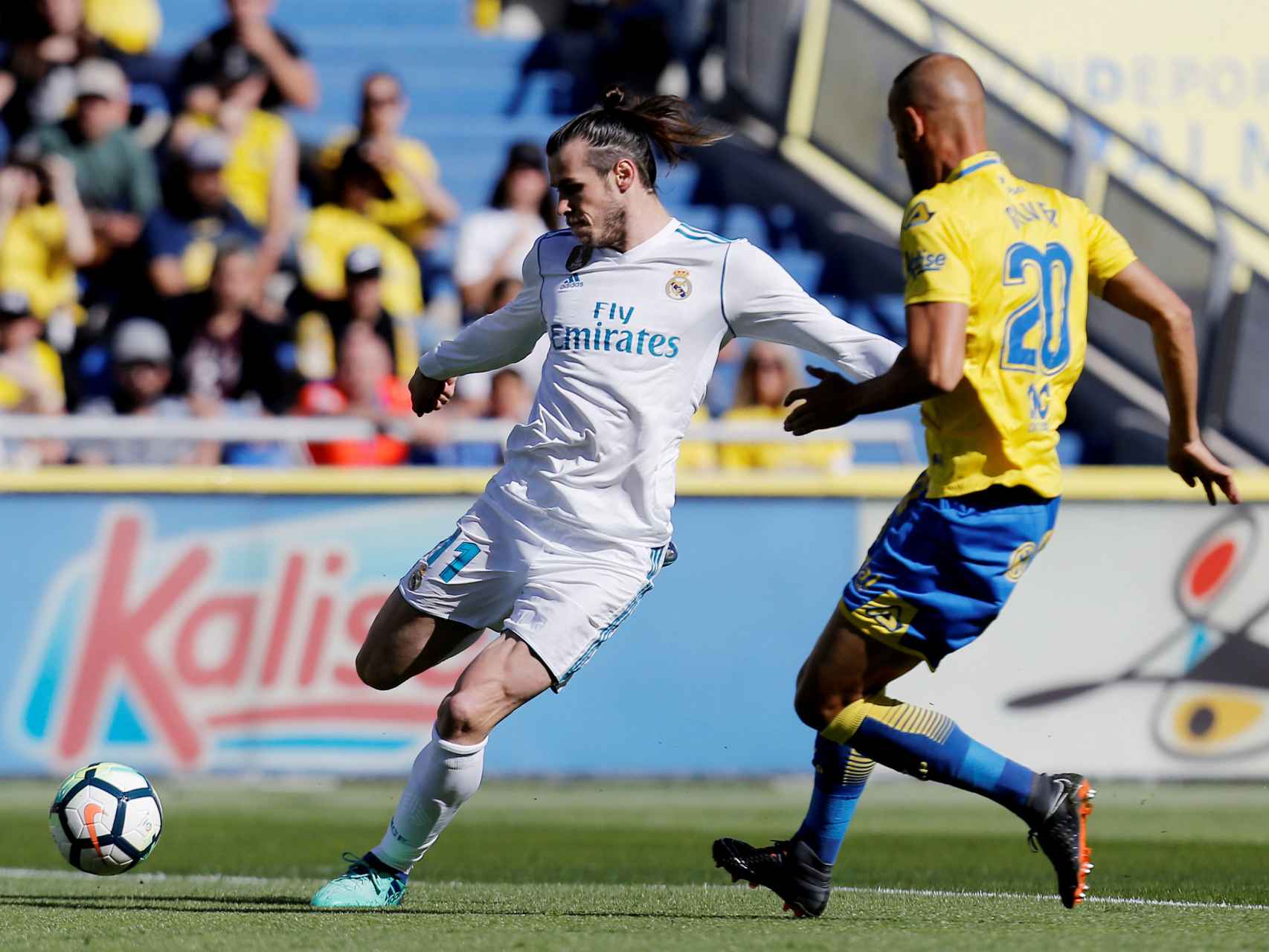 Gareth Bale centra delante de su rival.
