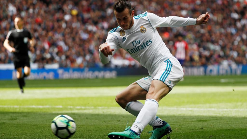 Gareth Bale golpea la pelota