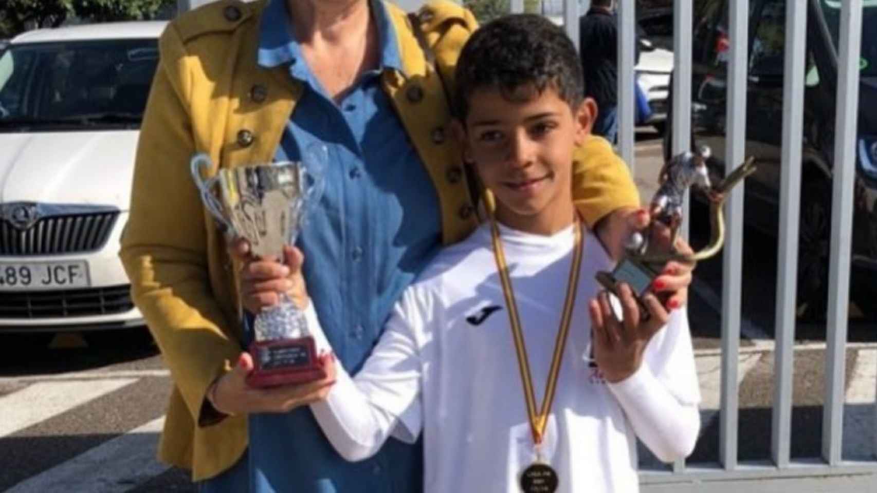 Cristiano Jr posa orgulloso junto a sus trofeos. Foto: Instagram (@doloresaveiroofficial)