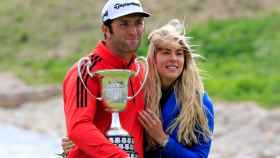 Jon Rahm posa con su novia y con el trofeo de campeón del Open de España.