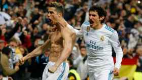 Vallejo celebra con Cristiano Ronaldo su gol a la Juve