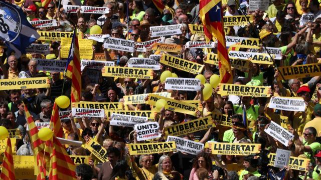 Carteles amarillos pidiendo la libertad de los presos.