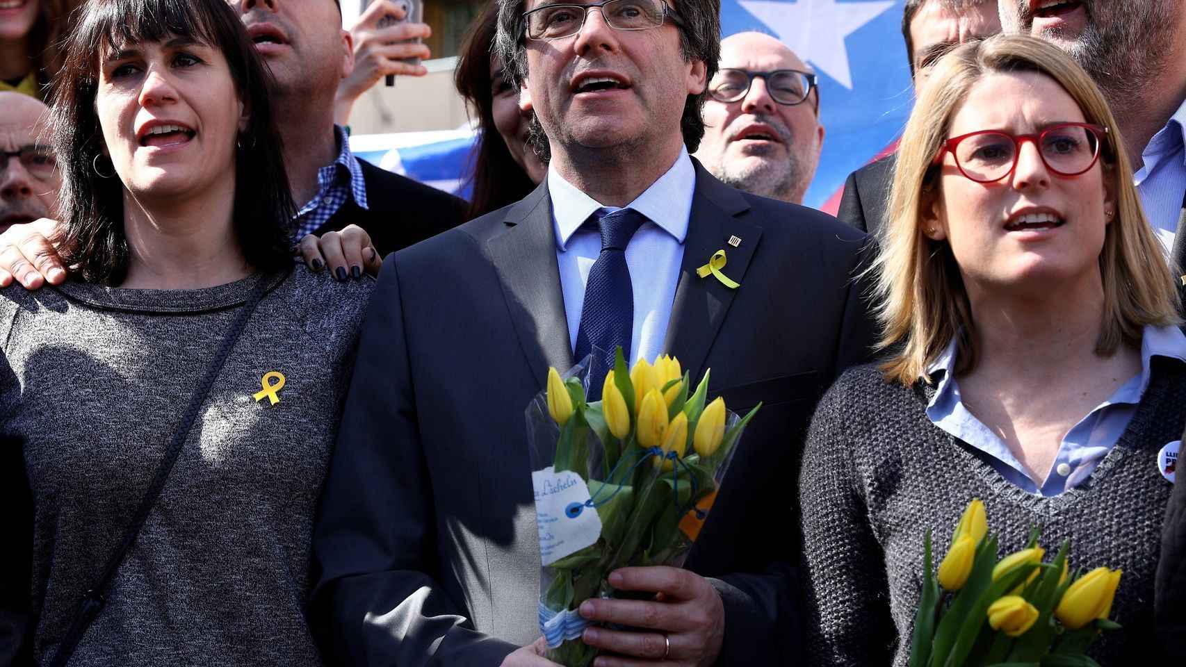 Puigdemont, la semana pasada tras su excarcelación, con Vilalta (ERC) y Artadi (JxCat).