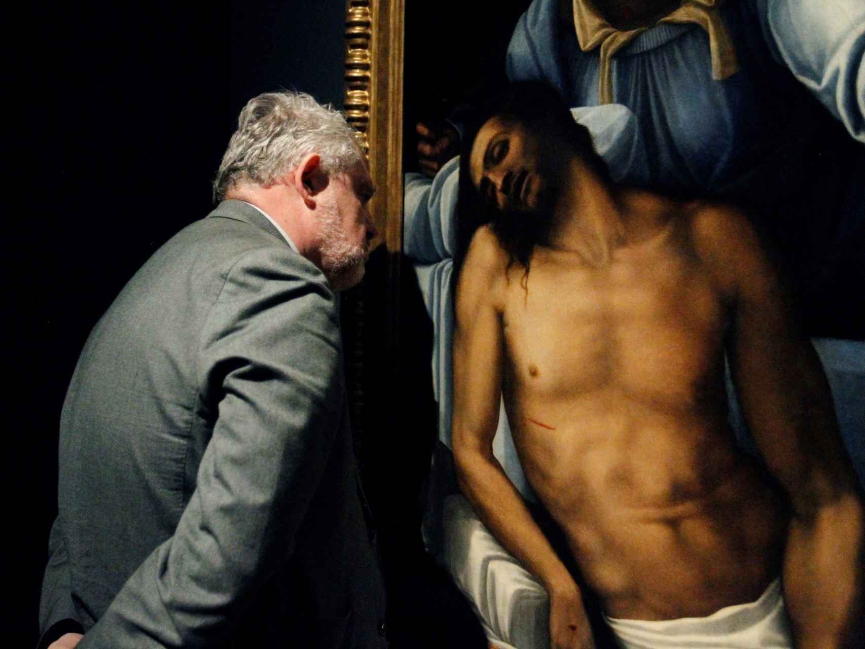El director del Museo del Prado observa la Piedad de Sebastiano del Piombo.