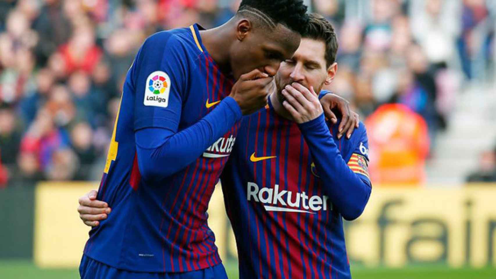 Yerry Mina habla con Messi.