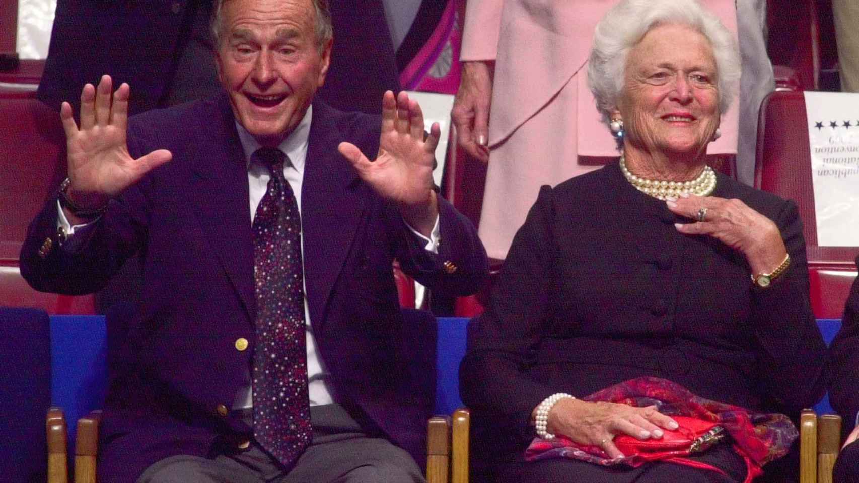 George H. W. y Barbara Bush en una convención en Philadelphia