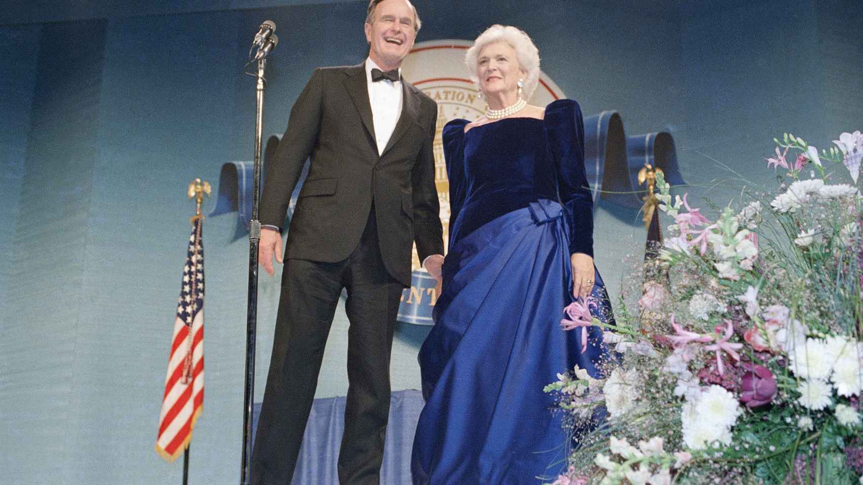 George H. W. Bush y su esposa, Barbara, en su proclamación como presidente