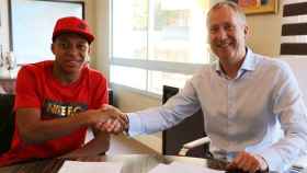 Kylian Mbappé y Vadim Vasilyev firmando el primer contrato profesional del delantero en el Mónaco. Foto:asmonaco.com