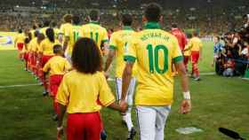 Los niños acompañan a los jugadores de la selección brasileña. Foto: fifa.com