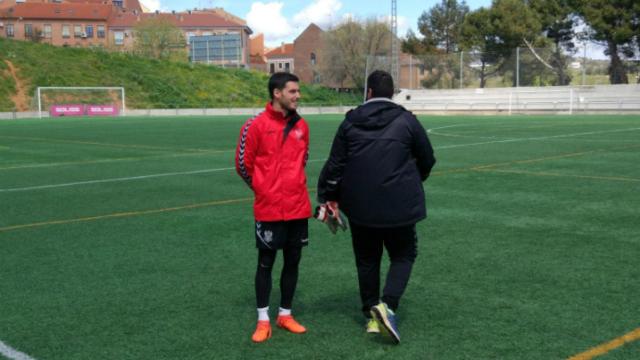 Alcolea junto a uno de los auxiliares del CD Toledo en el entrenamiento