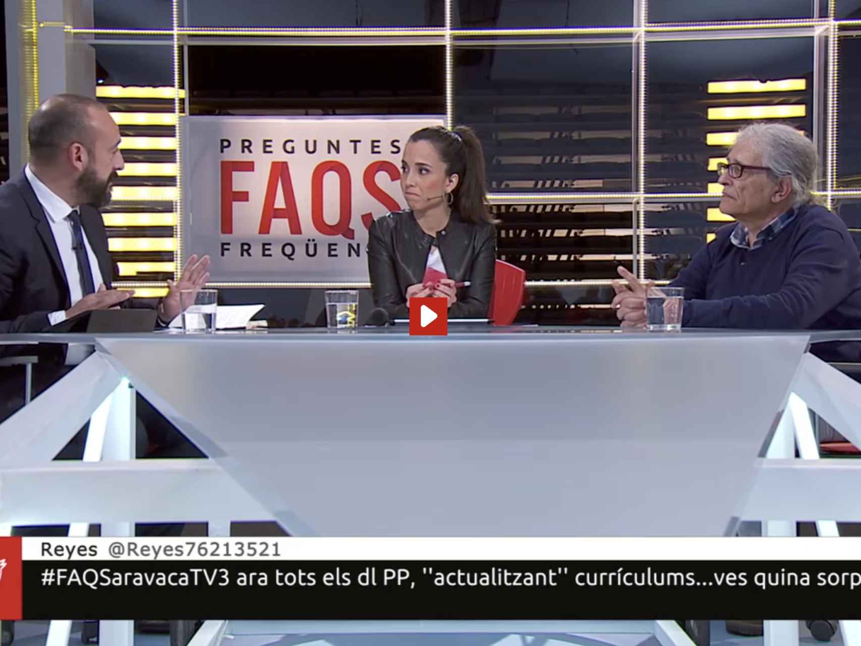 Jordi Cañas junto a Ramón Cotarelo y la presentadora Laura Rosel en el programa Preguntes Freqüents.