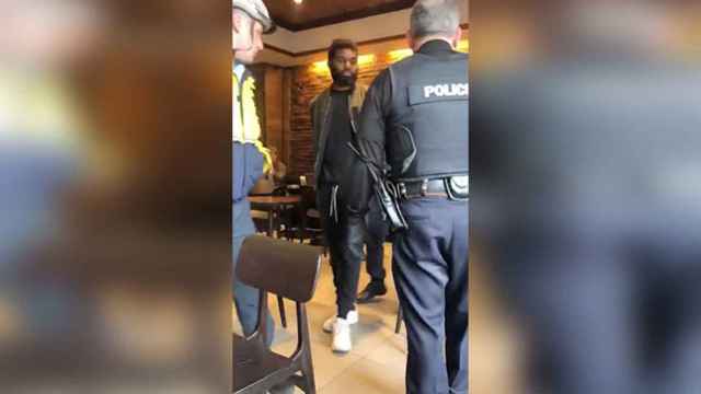Starbuck pide detener a dos hombres negros que no pidieron nada y la lía