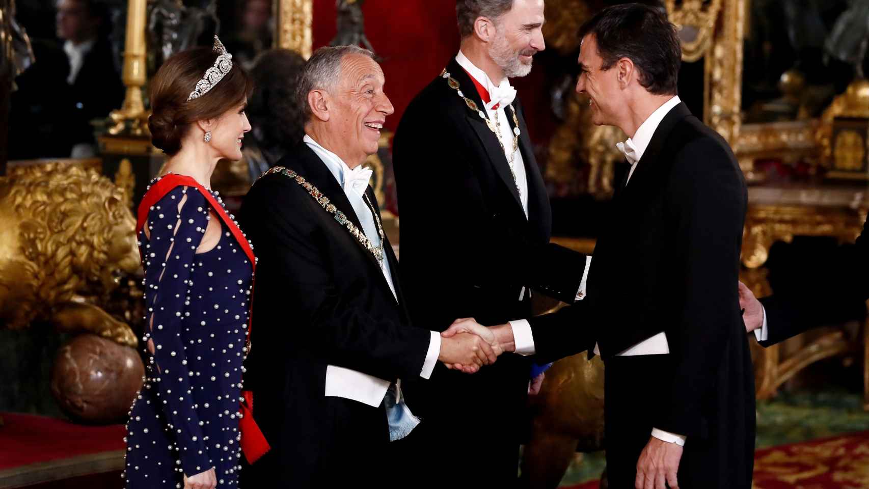 Pedro Sánchez saluda a los reyes y el presidente luso.