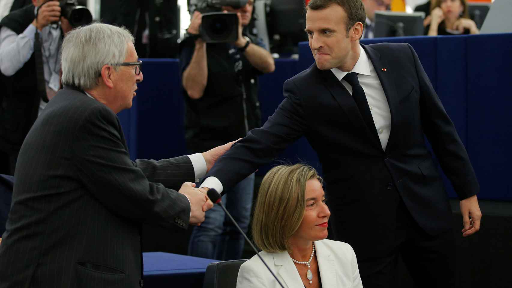 El presidente de la Comisión, Jean-Claude Juncker, saluda a Macron en la Eurocámara