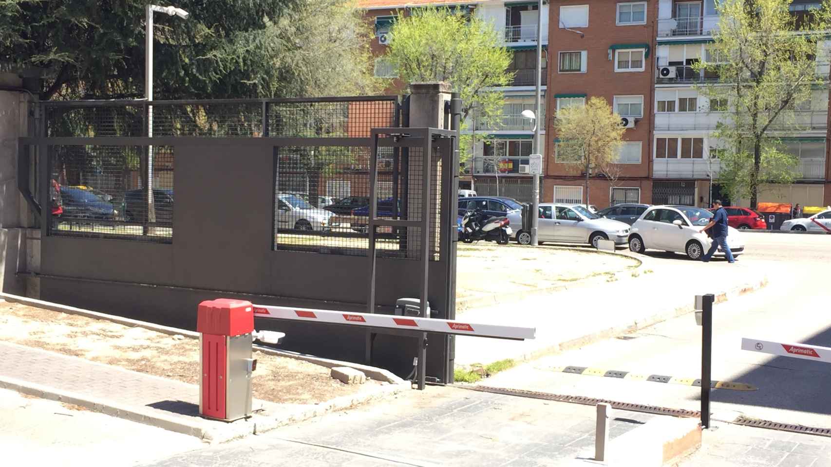 La cámara y la barrera de acceso al parking de Vicálvaro.