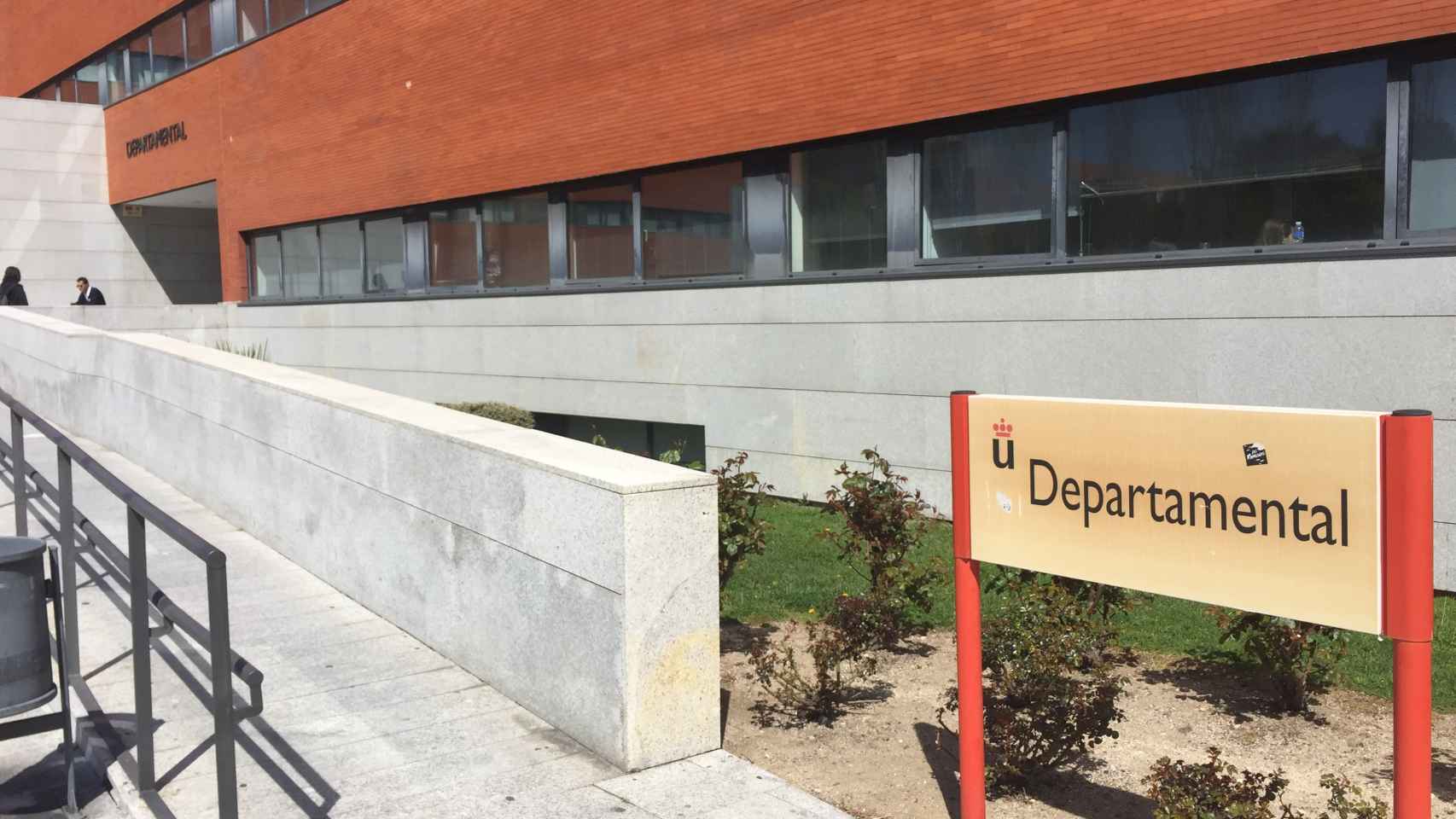 Entrada del Edificio Departamental de la URJC.