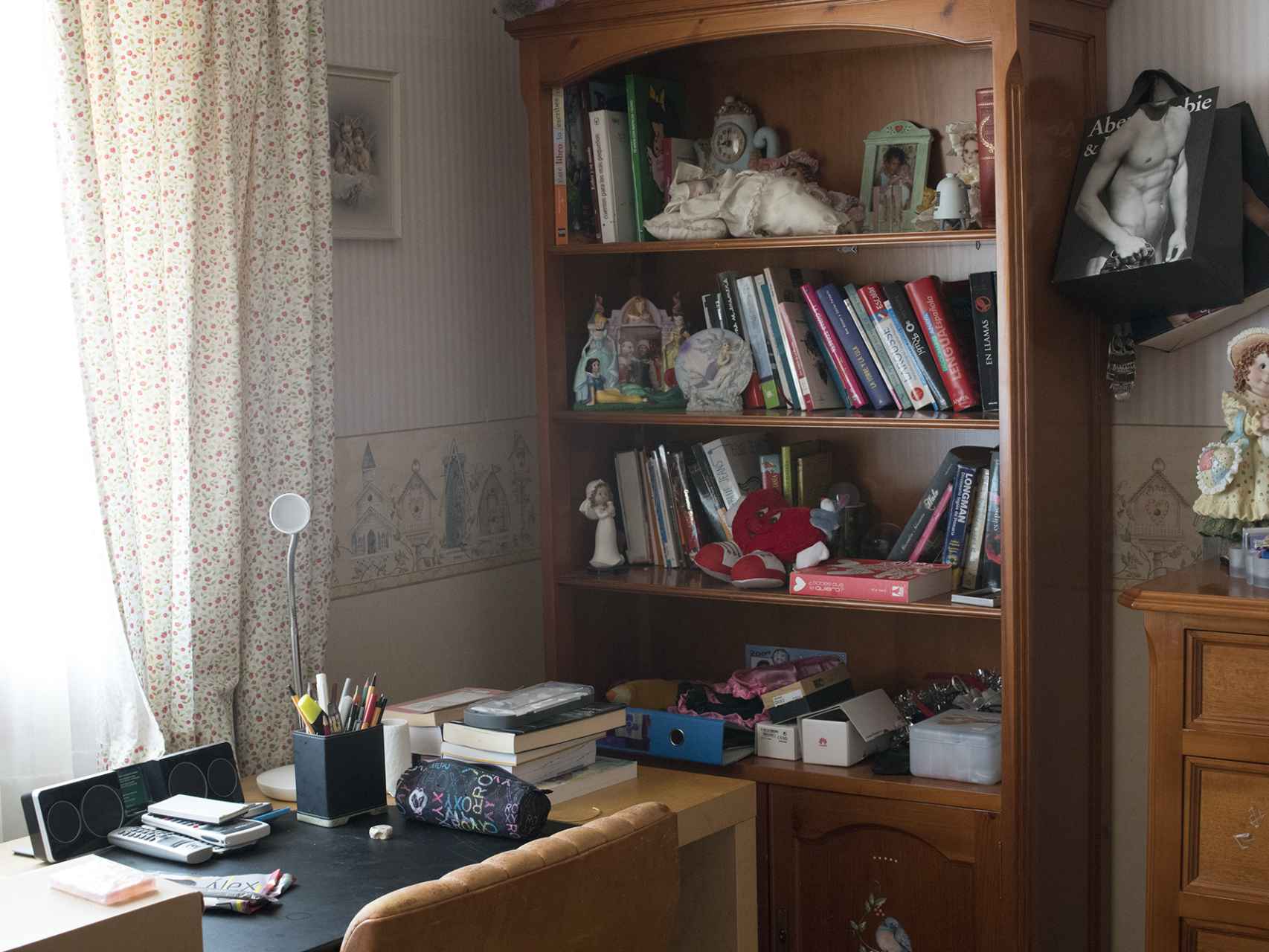 El escritorio de Diana Quer, con sus libros y sus cuadernos.