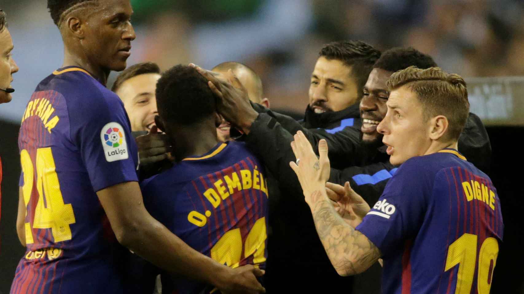 Los jugadores del Barcelona celebran el gol de Dembélé.