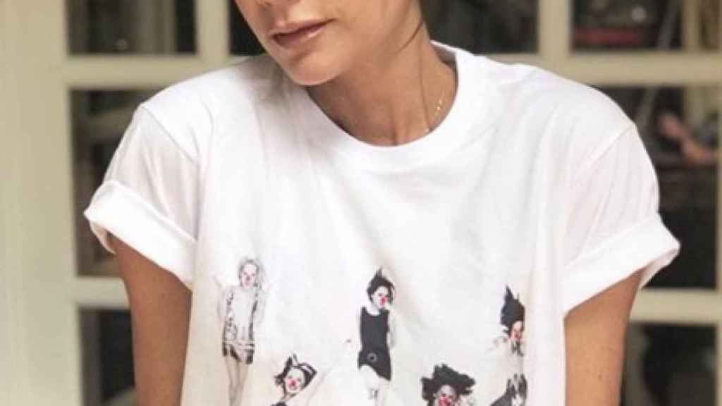 Victoria Beckham luce su camiseta.