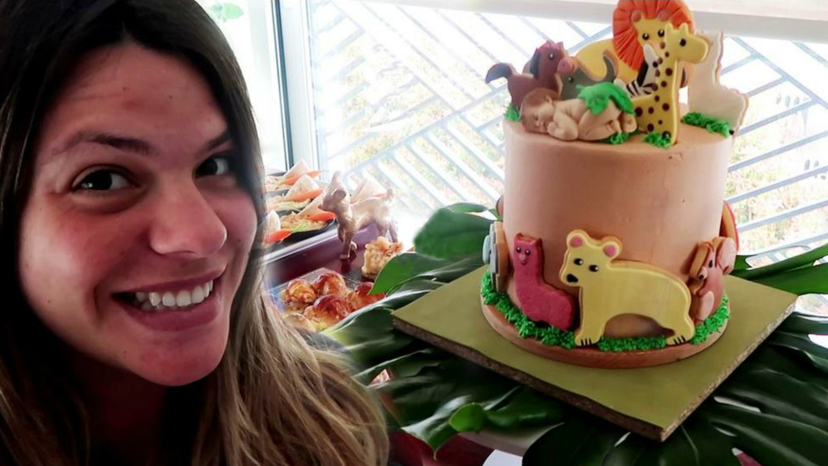 Laura Matamoros con su tarta 'jungla'.