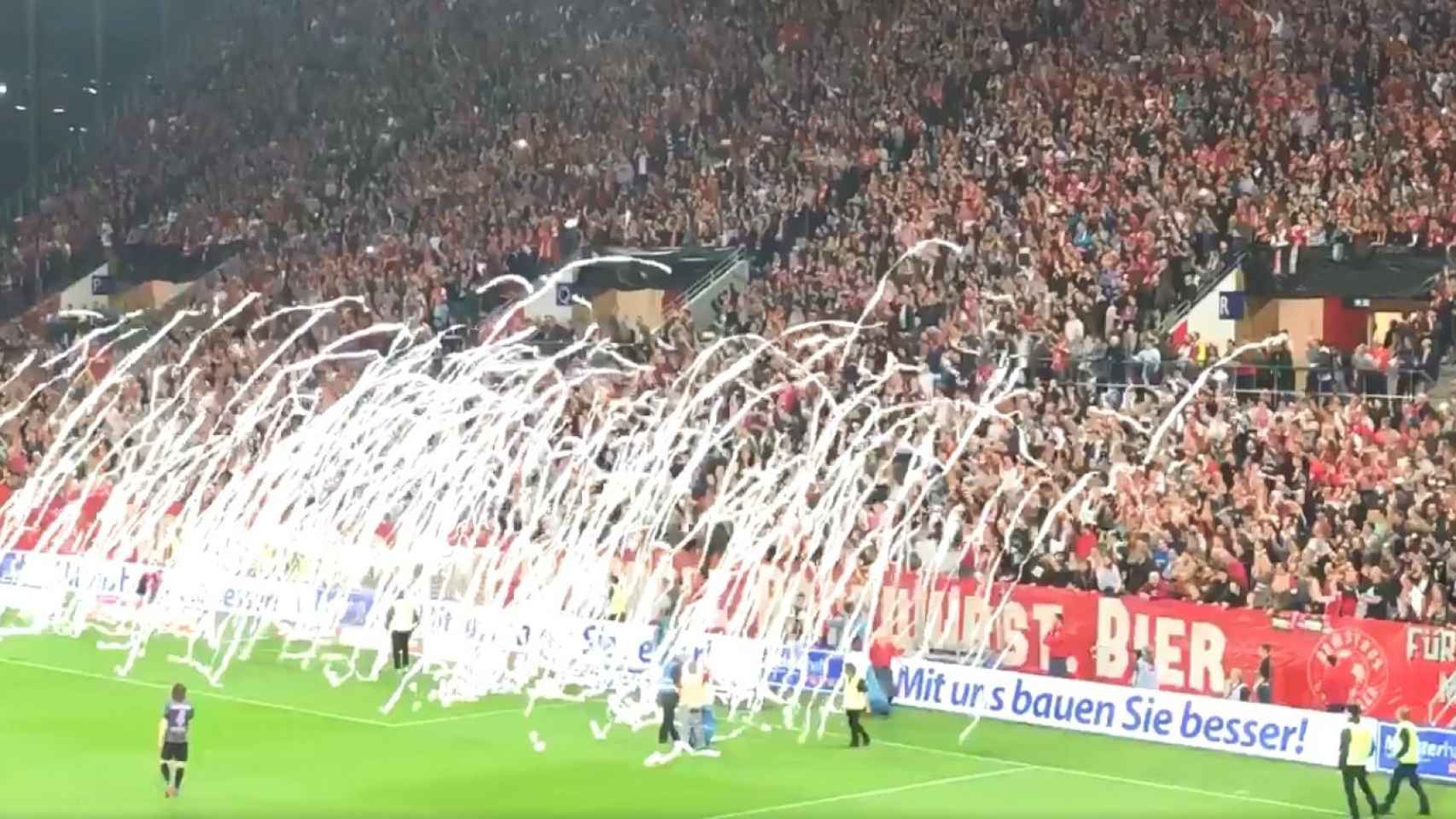 Lanzan rollos de papel en el partido entre el Mainz y el Friburgo