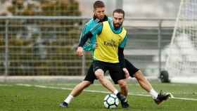 Sergio Ramos trata de robarle el balón a Carvajal en el entrenamiento