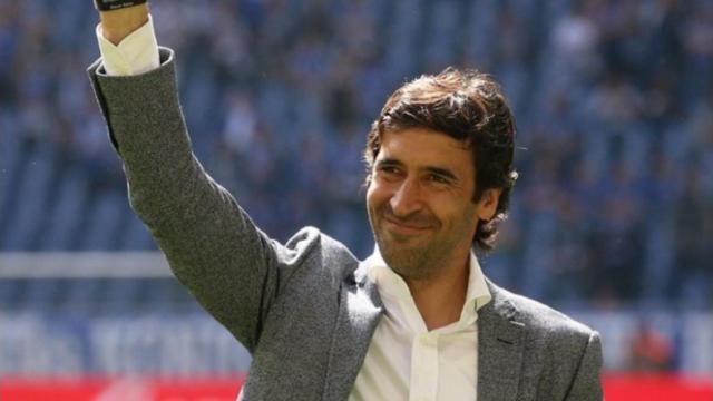 Raúl, invitado de honor en el partido del Schalke 04 contra el Dortmund. Foto: Twitter (@s04)